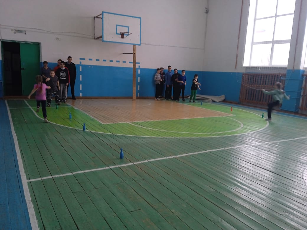 Спортивная эстафета  для учащихся школы и их родителей..