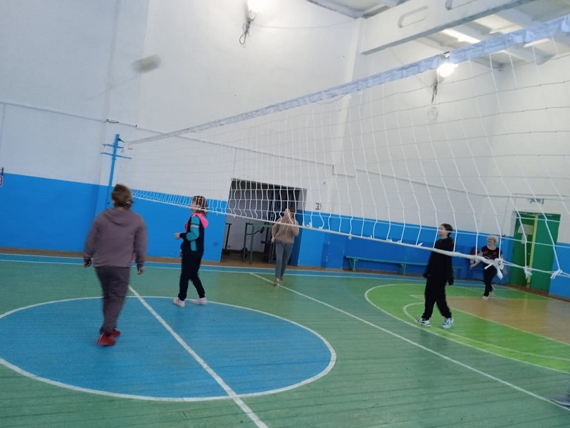 Соревнования по пионерболу.